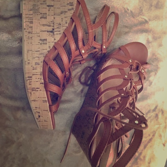 Tie up wedges can adjust to wide feet - Picture 1 of 3